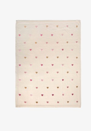 Crèmekleurige deken met gelijkmatig verdeelde kleine hartjes in tinten van roze, rood en bruin in een rasterpatroon.