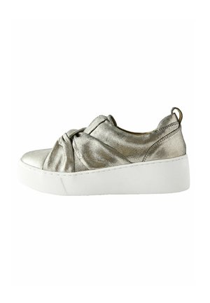 Metallisch silberne Slip-On-Sneaker mit einem geknoteten Textiloberteil und einer weißen Plateausohle, die über minimale Nähte und eine Einstiegsschlaufe an der Ferse verfügt.