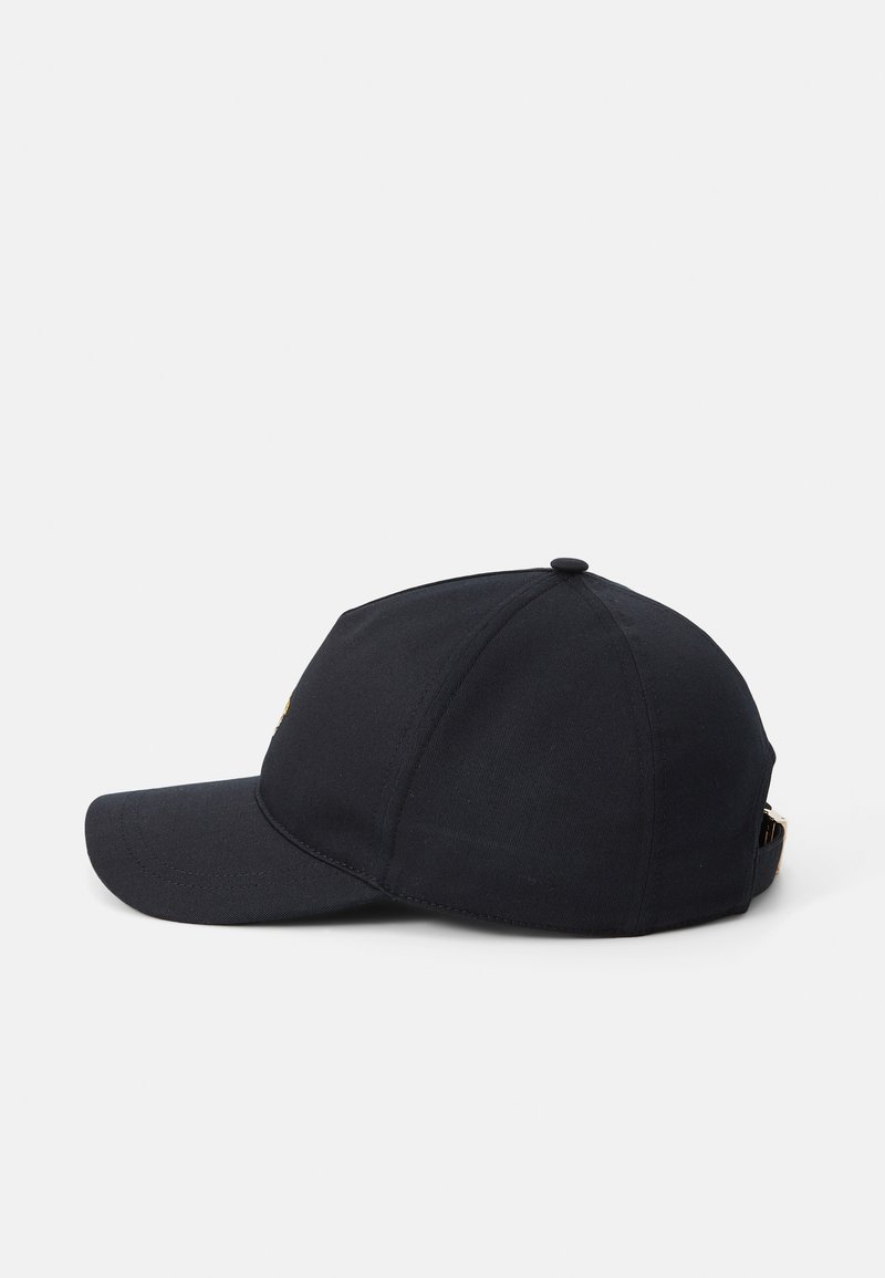 Zwarte baseballcap met een gestructureerde kroon, een gebogen klep en een verstelbaar bandje aan de achterkant met een gouden hardware detail.