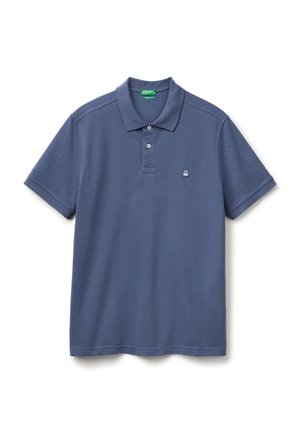 Polo de color azul marino en tejido de algodón con mangas cortas, tapeta de tres botones y un pequeño logo bordado en el pecho.