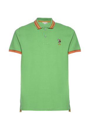 Polo verde a maniche corte con colletto e bordi delle maniche a righe arancioni e rosse, due bottoni e piccolo logo ricamato di un giocatore di polo sul petto.