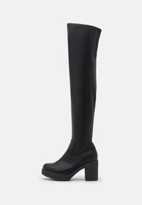 Botas negras por encima de la rodilla con un acabado de cuero sintético suave, tacón cuadrado, parte superior elástica y diseño de punta redonda.
