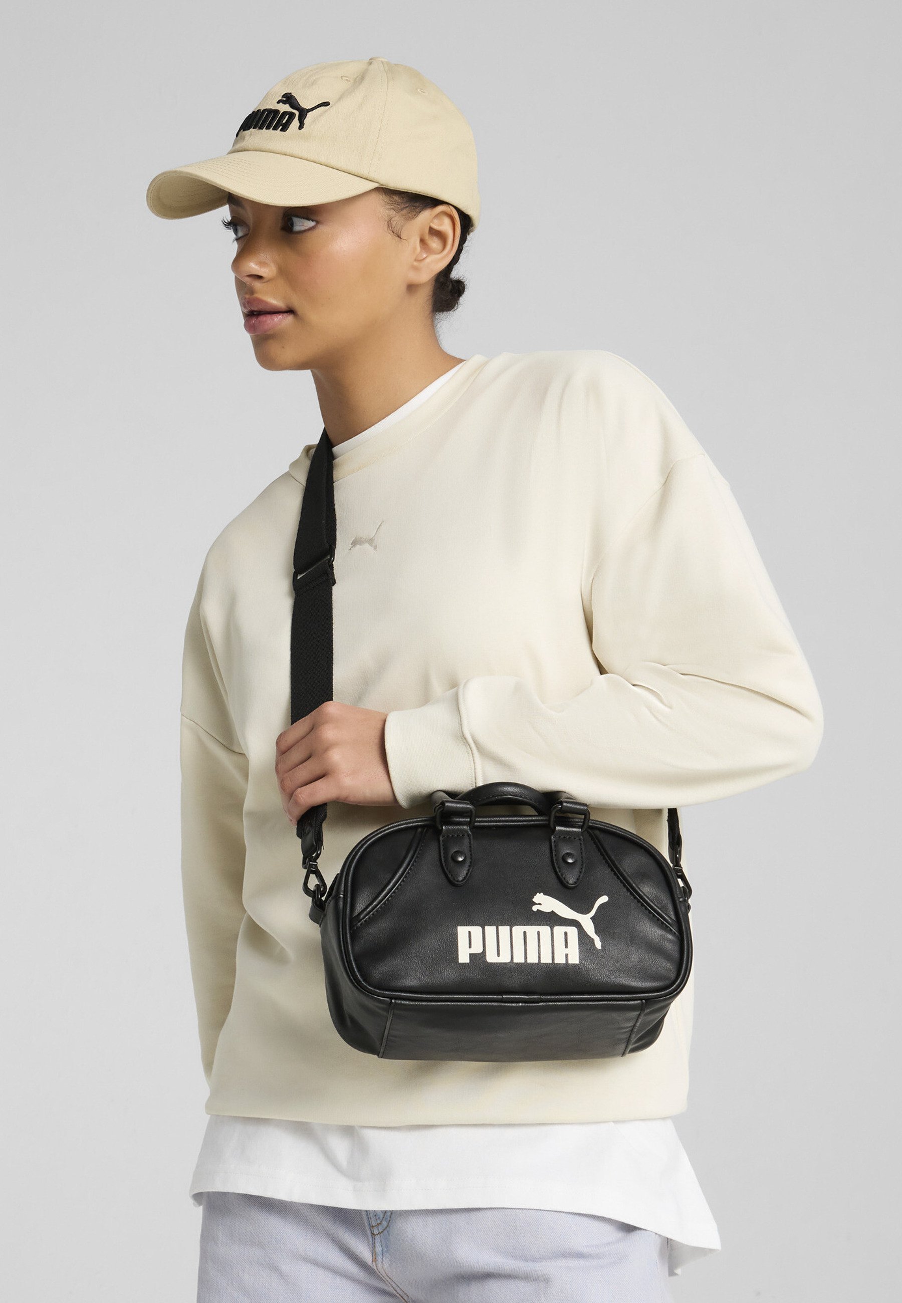 ハローキティ PUMA ミニHOBOバッグ（PUMA×HELLO KITTY FS. MINI