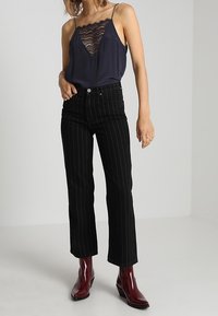 Gestuz Vaqueros rectos - black