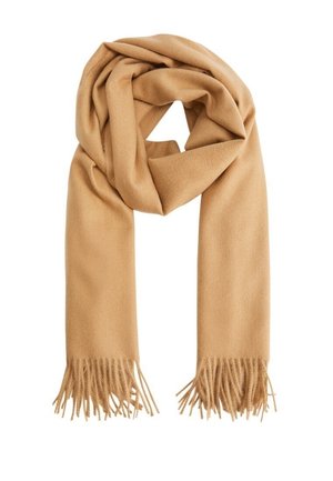 Écharpe en laine marron camel douce pliée avec des extrémités à franges sur fond blanc