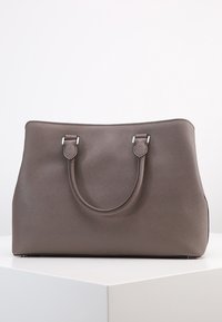 Grijze synthetische draagtas met een gestructureerd oppervlak, twee korte handvatten en zilverkleurige accenten. Minimalistisch design en ruime vorm.