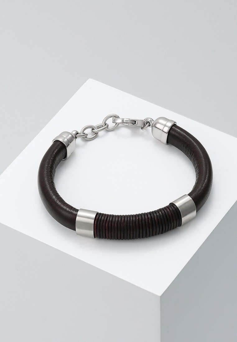 Bracelet pour homme en cuir marron foncé avec fermoir en métal argenté, maillons de chaîne et anneaux décoratifs, présenté sur un socle blanc.