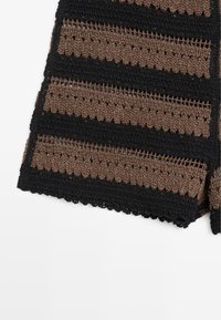 Bruin en zwart gebreide stof met afwisselende horizontale, gestructureerde strepen, gevouwen weergegeven op een witte achtergrond.