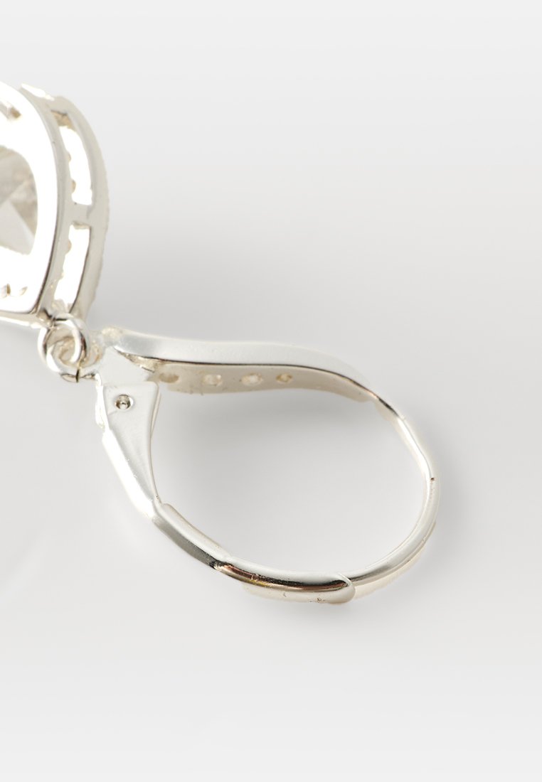 Anello d'argento con una grande pietra trasparente a faccette, caratterizzato da un design traforato attorno alla pietra e una fascia liscia.