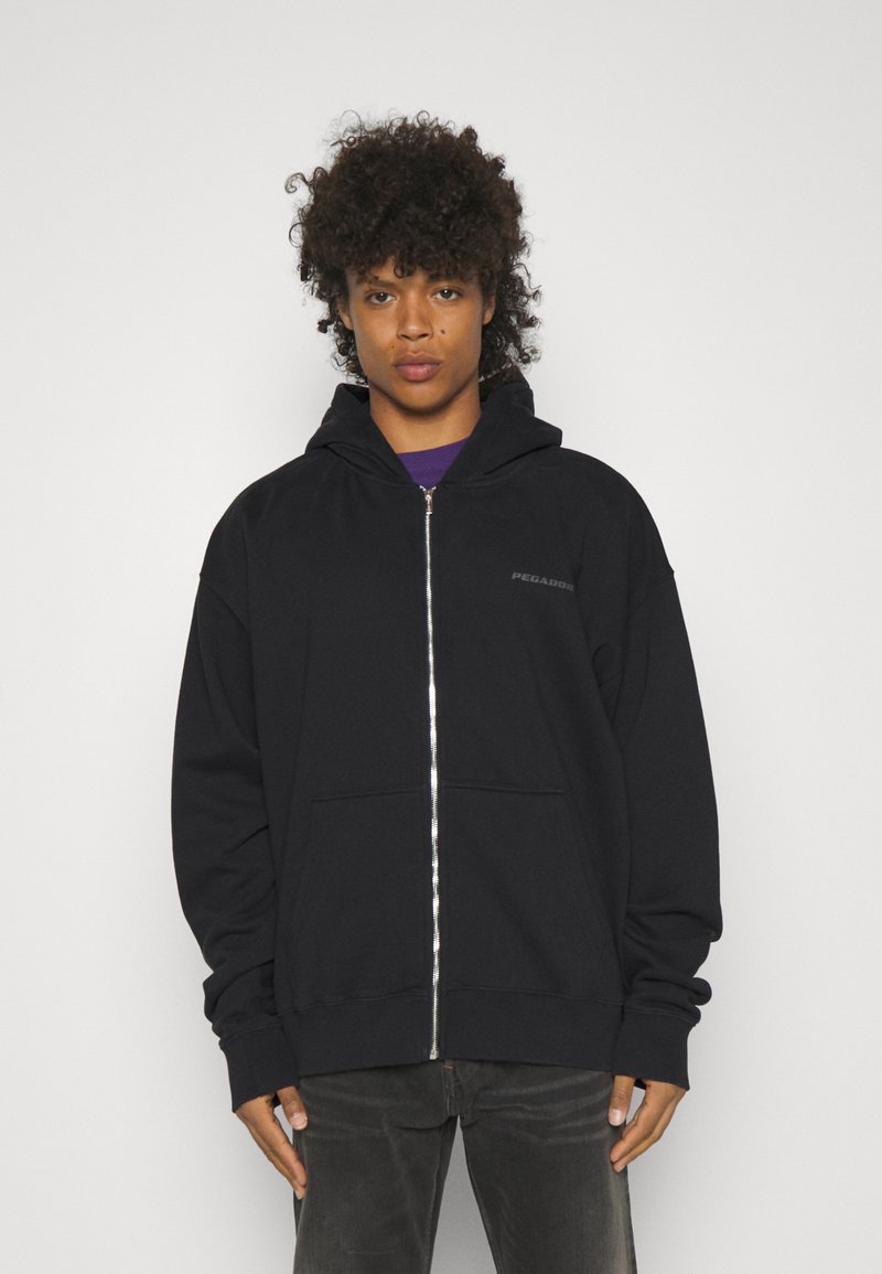 Czarna bluza z kapturem na zamek, wykonana z miękkiego materiału, z przednią kieszenią, regulowanym kapturem i subtelnym logo na klatce piersiowej.