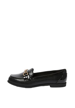 Musta teksturoitu nahkainen loafer, jossa kultainen ketjutettu yksityiskohta päällä ja matala tasainen korko valkoisella taustalla.