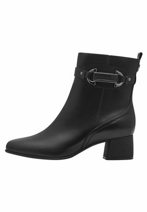 Bottes noires à la cheville en cuir lisse, avec un embout carré, un talon bloc et une sangle ajustable accentuée d'une boucle en argent.