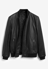 Jachetă bomber din piele neagră, cu manșete și guler ribbate. Are două buzunare cu fermoar și o căptușeală matlasată. Design simplu și elegant.