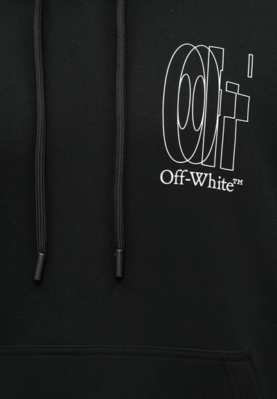 Melnā džemperis ar kapuci, melnām auklām un baltu pārklāto "Off" tekstu virs "Off-White™" logotipa krūts kabatas apvidū.