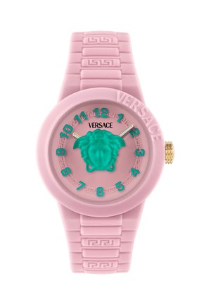 Ružové hodinky Versace s tyrkysovými číslicami a hlavou Medusy na ciferníku, reliéfny remienok s gréckym kľúčovým vzorom a zlatá korunka na boku.