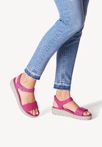 Tamaris Sandali con zeppa - fuxia