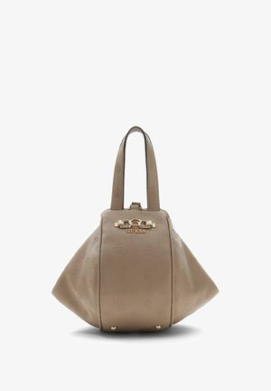 Sac à main Guess beige avec logos embossés, quincaillerie dorée, forme trapézoïdale structurée et doubles poignées supérieures.