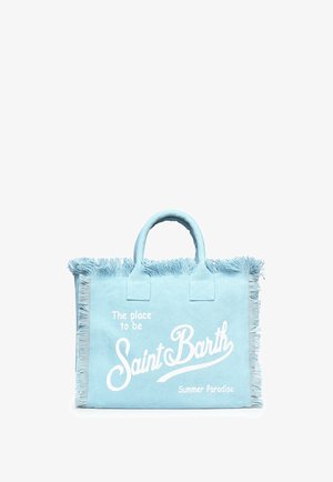 Sac fourre-tout en tissu bleu clair avec bords frangés et texte blanc indiquant "The place to be Saint Barth Summer Paradise" à l'avant.
