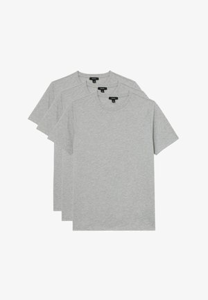 Tre ensfarvede lysegrå t-shirts med korte ærmer og rund hals stablet på en hvid baggrund.