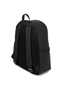 Czarny plecak z gładkim syntetycznym przodem i siateczkowym tyłem. Wyposażony w wyściełane szelki i uchwyt na górze; zawiera boczne kieszenie do przechowywania.
