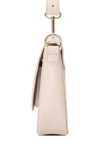 Borsa a mano in pelle beige con una forma strutturata, accessori in oro e tracolla rimovibile. La vista laterale mette in risalto la superficie liscia e le linee pulite.