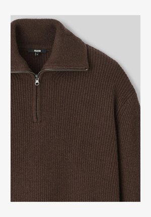 Pull en maille côtelée marron avec col haut, doté d'une fermeture éclair à l'avant et d'une texture douce. L'étiquette indique "BZB" avec la taille "L."