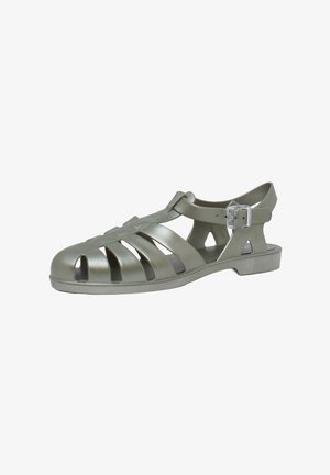 Sandale en plastique grise avec un design découpé, bout ouvert et sangle ajustable. Elle possède une semelle plate et une surface texturée pour une meilleure adhérence.