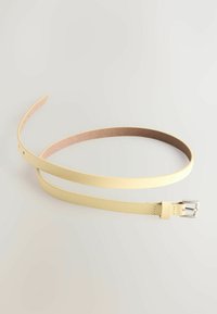 Cinturón de cuero amarillo con una textura suave, que presenta una hebilla de metal plateado y longitud ajustable; interior en un tono más claro.