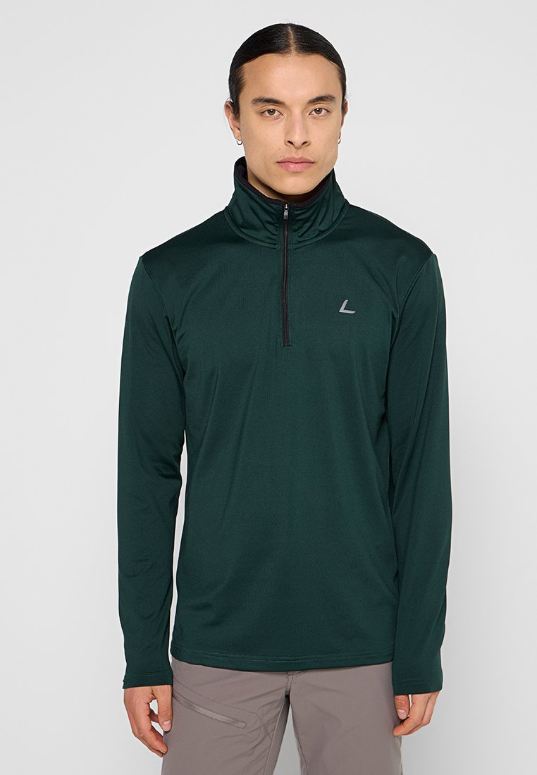 Grüner Pullover mit langen Ärmeln, hohem Kragen und einem Viertelreißverschluss. Aus glattem, leichtem Material und mit einem dezenten Logo auf der Brust.