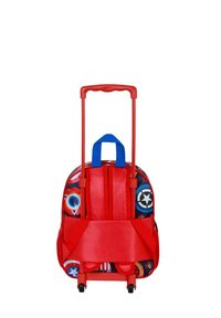 Mochila con ruedas, hecha de tela roja con acentos azules, con patrones de temática de superhéroes. Dos ruedas y un mango telescópico para mayor movilidad.