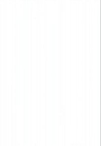 Kvinde iført snorkeludstyr holder en orange fisk under vandet med et koralbaggrund, klart sollys skinner gennem vandoverfladen.