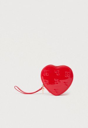 Rood hartvormig muntenportemonneetje van glanzend materiaal, met geperste kersenpatronen en een gouden ritssluiting met een klein sleutelhanger.