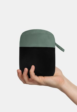 Rechteckige Tasche mit mintgrünem Oberteil und schwarzem Boden, aus Stoff gefertigt. Verfügt über einen Reißverschluss und einen seitlichen Griff für einen einfachen Transport.