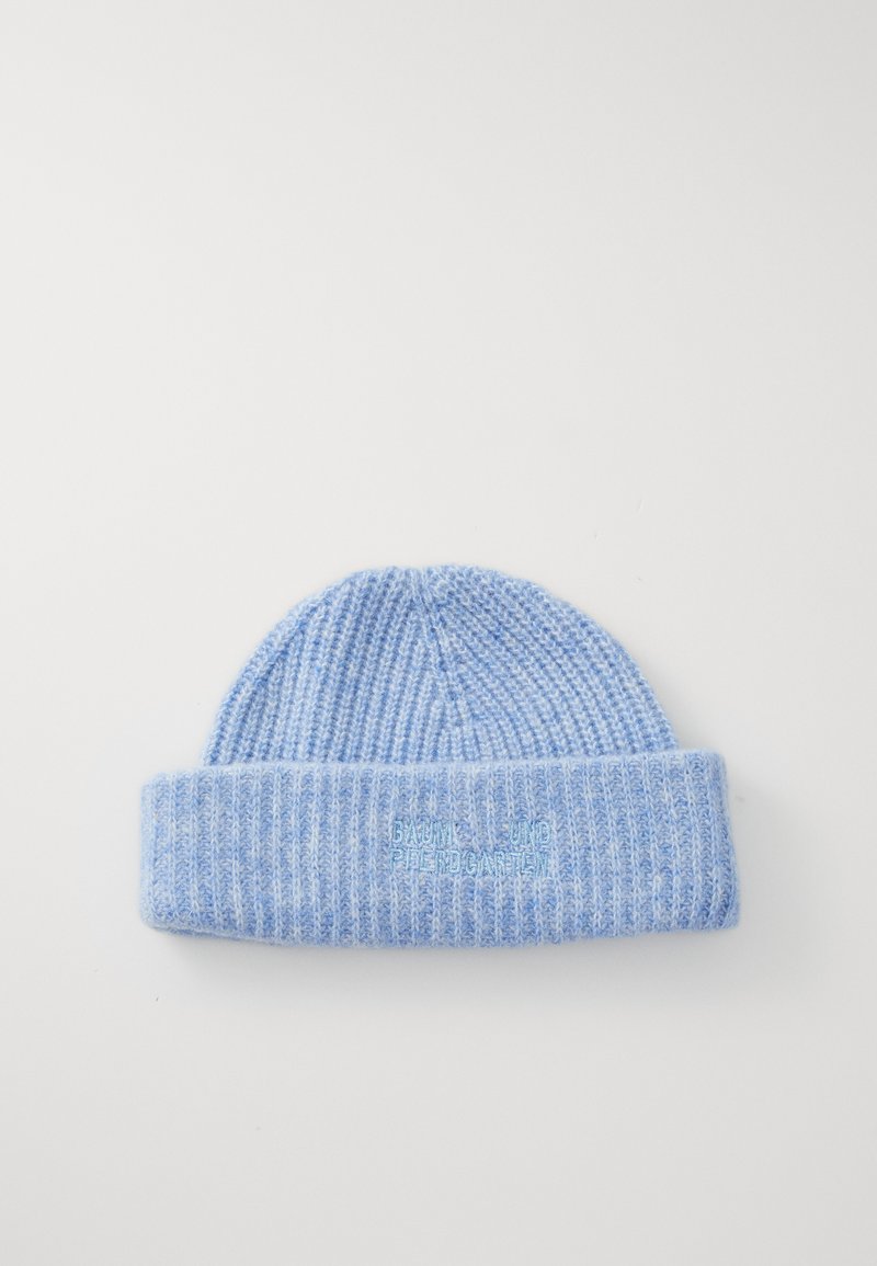 Puha kék bordázott kötött sapka hajtott szélekkel és finom hímzett szöveggel az elején, egy sima fehér háttér előtt.