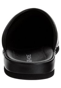 Sort slidesandal med en glat læderoverdel, åben bagside, polstret indersål og en flad gummisål. Minimalistisk design uden synligt hardware.