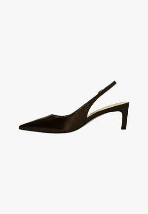 Donkerbruine slingback pump van lakleer met een puntige neus en een slanke hak van gemiddelde hoogte.