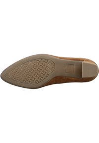 Suela de zapato de ante marrón con agarre de goma texturizado, que presenta un patrón de cuadrícula y acentos suaves. Diseño de punta redondeada y tacón bajo.