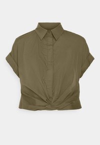 Camicia a maniche corte verde oliva con colletto, caratterizzata da un dettaglio anteriore torcigliato e un tessuto morbido e liscio. Il design è comodo con orli arrotolati.