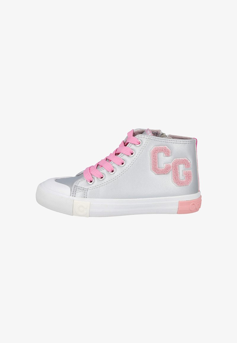 Zapatillas altas grises con cordones y acentos rosas. Presenta un logo bordado "CG" y una puntera y suela de goma blanca. Material suave.