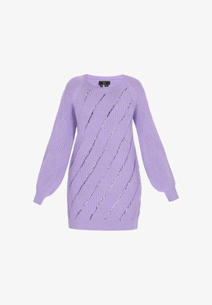 Lila kötött pulóver hosszú ballon ujjakkal, átlós ezüst flitterekkel és textúrált mintákkal. Kerek nyakkivágás.