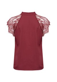 Burgundy blus med spetsärm, hög halsringning, slät textur och lös passform, designad för komfort och andningsförmåga.