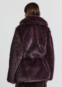 Giacca in pelliccia sintetica di lusso in un profondo bordeaux con colletto ampio, vita con cintura e finitura testurizzata, caratterizzata da maniche lunghe e una vestibilità rilassata.