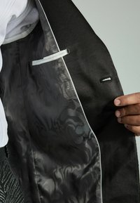 Next REGULAR FIT TEXTURED PRINT TUXEDO  - Giacca elegante - black