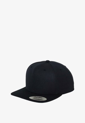 Fekete snapback sapka lapos karimával, textúrált anyagból, és egy kör alakú logócíme téglalap alakú, amelyen a "SNAPBACK" szó szerepel az elülső oldalon.