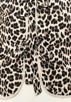 Tessuto con stampa leopardata con macchie nere e beige, caratterizzato da un dettaglio a cravatta e una texture liscia. I bordi sono rifiniti con un contorno a contrasto.