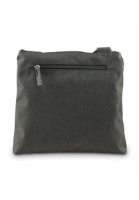 Bolso de mano de tela gris con una textura suave, que presenta una cremallera en la parte superior y un pequeño bolsillo externo con cierre de cremallera. Forma rectangular.