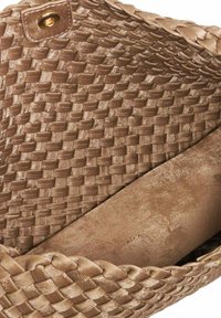 Geweven beige tas interieur, met een zachte, iets glanzende textuur en een stevige stoffen basis. Inclusief een metalen drukknoopsluiting.