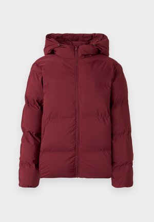 Doudoune bordeaux avec fermeture éclair à l'avant et capuche, conçue pour la chaleur et la protection contre le froid, présentée sur fond blanc.