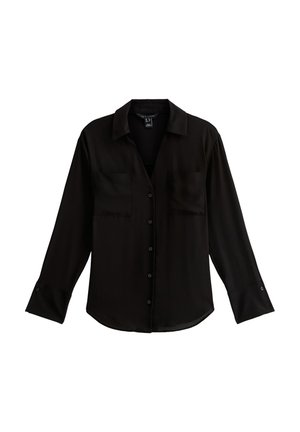 Camisa negra de manga larga, fabricada en una tela suave, con cuello, cierre de botones y dos bolsillos en el pecho. Presenta mangas con puños y un dobladillo redondeado.