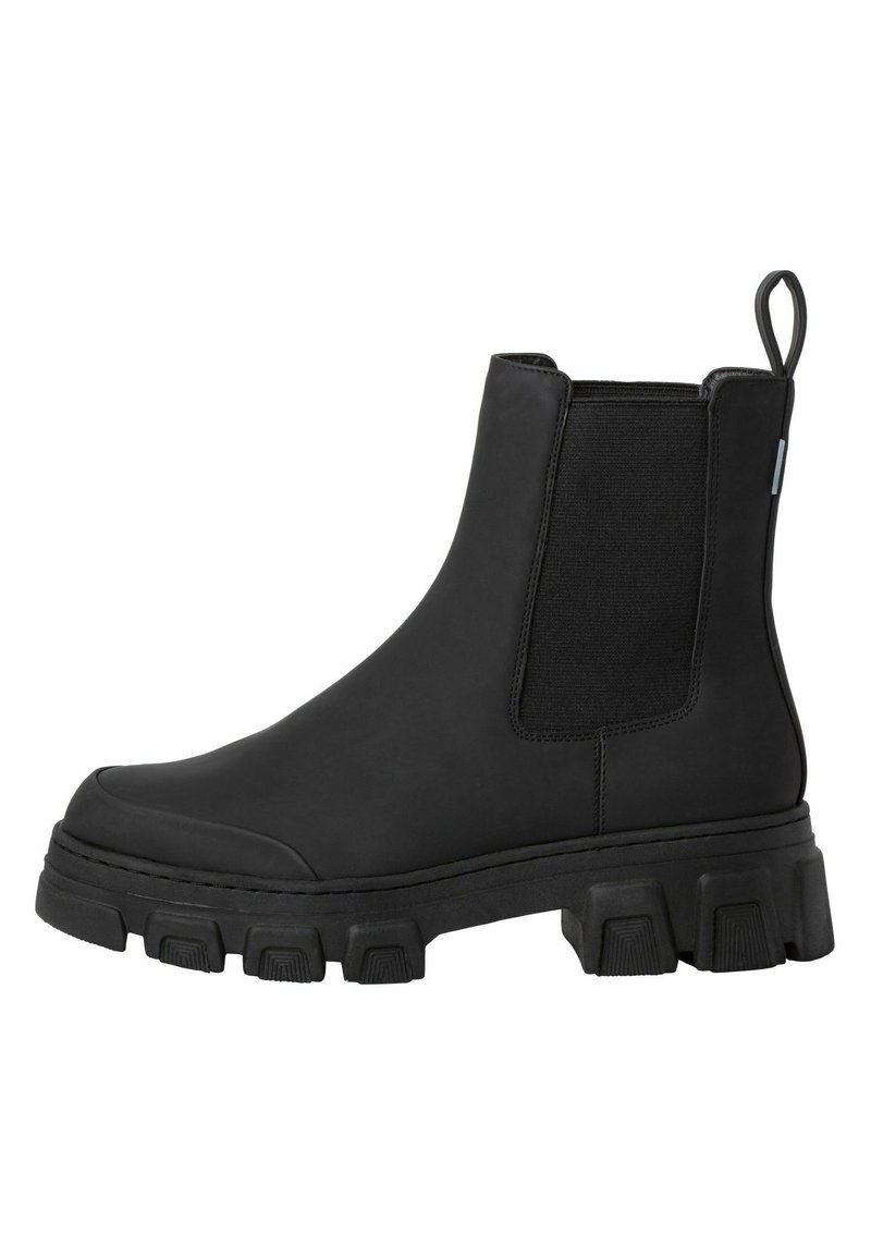 Botte Chelsea noire avec semelle crantée épaisse, panneau latéral élastique et languette à l'arrière, conçue pour un usage décontracté et robuste.